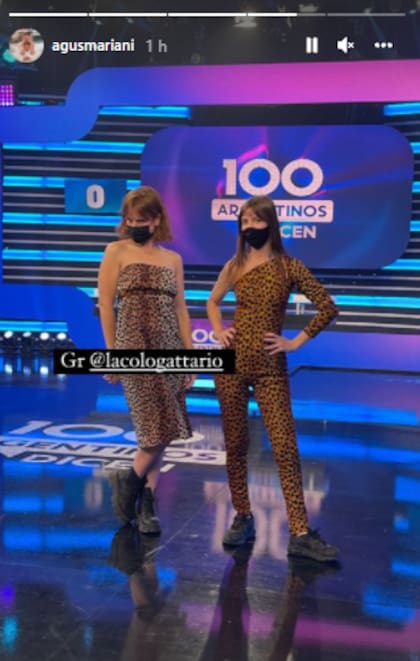 Agus Mariani y La Colo, productoras de 100 argentinos dicen (eltrece) vestidas de animal print (Crédito: Instagram/@AgusMariani)