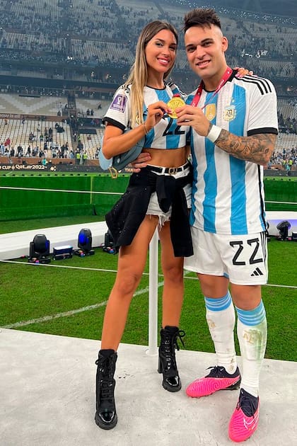 Agus posa con Lautaro Martínez.