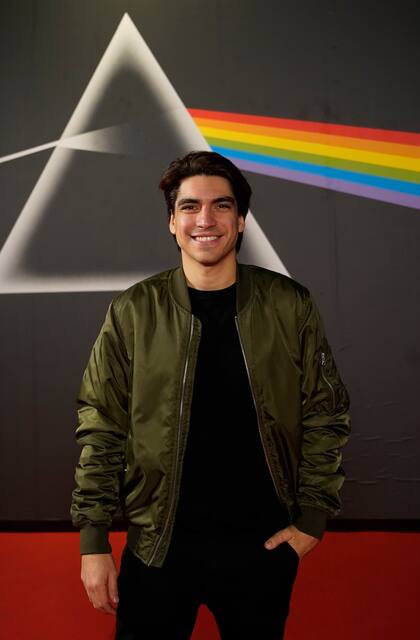 Agustín Sullivan también pasó por La Rural. El protagonista de Estepa, el film de Mariano Benito que tuvo su estreno a principios de agosto, no quiso perderse el evento que surgió de una colaboración entre los miembros de Pink Floyd y el curador Aubrey ‘Po’ Powell que presenta más de 350 artefactos recopilados a lo largo de la extensa carrera de la mítica banda