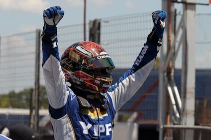 El festejo de Agustín Canapino, tras la victoria en el circuito N°8 del autódromo Oscar y Juan Gálvez, de Buenos Aires; en septiembre de 2020, el arrecifeño ganó en el mismo trazado en la apertura del campeonato de Súper TC2000