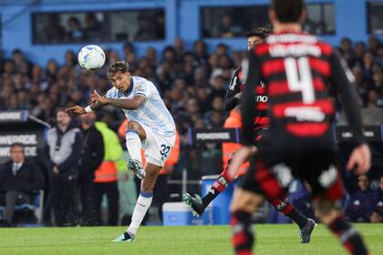 Agustín Almendra fue el único jugador de Racing que intentó con remates desde afuera del área