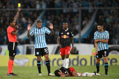 Agustín Almendra se excusa por una infracción al ser amonestado por  Alexis Herrera; el ex jugador de Boca se afianza en el mediocampo de Racing, tras un largo período de irregularidad.