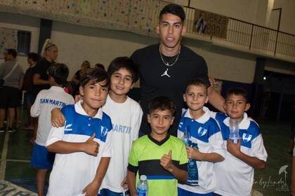 Agustín "Pity" Cardozo junto a chicos de la fundación Juntos Vamos por Más.