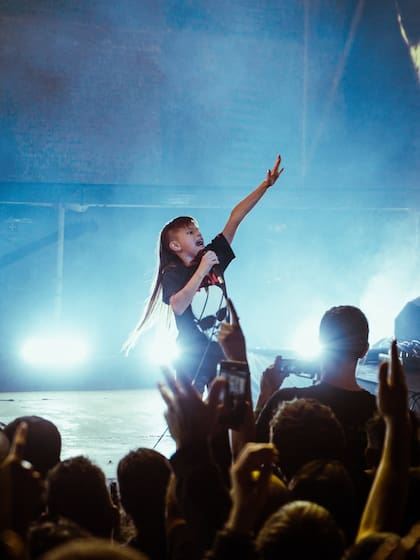 Agustín arriba del escenario mientras interpreta "La rubia tarada"