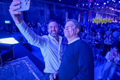 Agustín Bellido junto con el periodista Mario Pergolini en el evento de AI Live. Crédito: IBM.