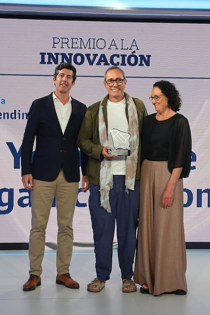 Agustín Berges, gerente comercial de LA NACION junto al team de Porongo