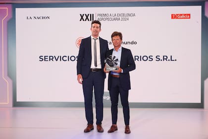 Agustín Bergés, gerente comercial de LA NACION, y Leandro José Oddino, socio gerente Servicios Agropecuarios SRL, que ganó como Mejor Apertura al Mundo