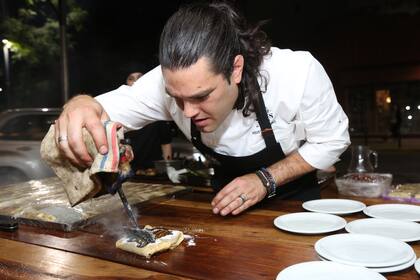 Agustín Brañas, preparando un panqueque de dulce de leche