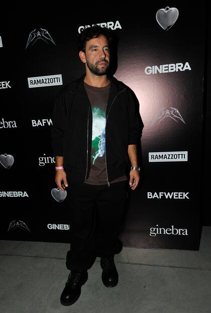 Agustín "Cachete" Sierra, otro de los famosos que presenció el desfile, lució una babucha negra, borcegos, remera con estampa batik y campera arremangada