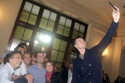 Calleri, en mayo de 2018, cuando ganó las elecciones en la AAT, junto con César Francis, Mariano Zabaleta, Martín Jaite, José Acasuso, Marian Morea y Guillermo Coria, entre otros