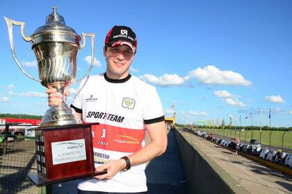 Agustín Canapino con su quinto título de Top Race