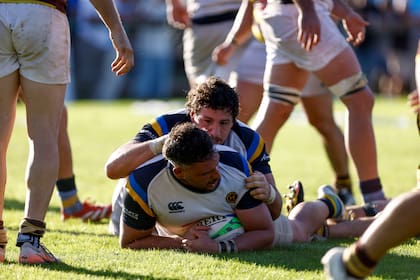 Agustín Capurro anota uno de su dos tries, con el apoyo de Lautaro Bavaro; este Hindú tiene un juego más directo, pero por ahora, igual de eficiente que el de las buenas épocas.