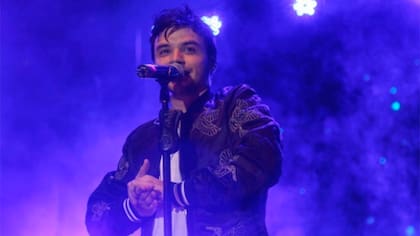 Agustín Casanova se cayó en el escenario en pleno show