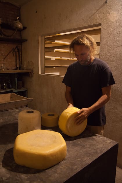 Agustín comenzó de a poco a interiorizarse en la elaboración de quesos y hoy es un referente de la zona.