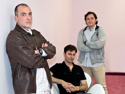 De izquierda a derecha, Juan Caratino, Agustín Cordes y Pablo Forsolloza, parte del equipo que desarrolla el juego