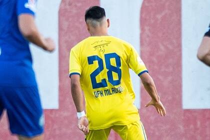 Agustín Córdoba se da el gusto de jugar con el autógrafo de Maradona estampado en la camiseta