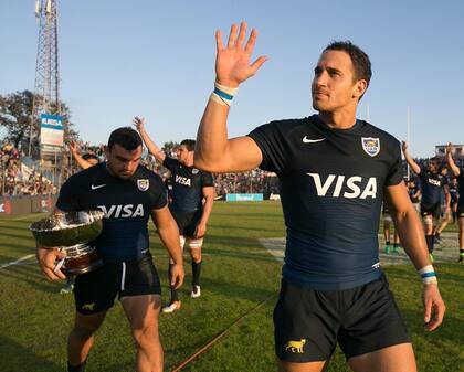 Agustín Creevy, con la Copa, y Joaquín Tuculet saludan tras el éxito ante Georgia