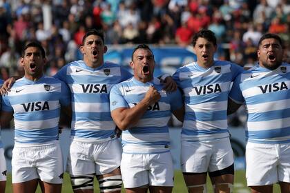 Agustín Creevy, en el centro del equipo argentino durante la entonación del himno