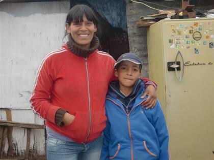 Jesica y su hermano Jonathan, reclaman que a él no lo quieren operar por no tener DNI.