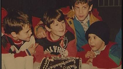 Agustín, de buzo blanco, a la izquierda en la foto, al lado de Lionel Messi