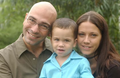 Agustín de pequeño, junto a su mamá Laura Viglierchio y su papá Fredy Villarreal (Gentileza Agustín Pérez Villarreal)