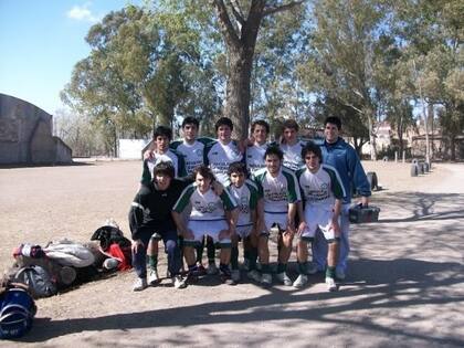 Agustín decidió que debía volver a estudiar para crear vínculos y cambiar. En la foto, junto al equipo de fútbol de la universidad.