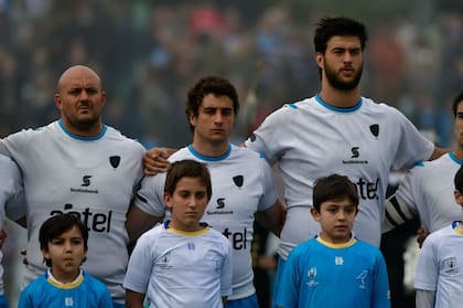 Agustín Della Corte, en el medio, defendiendo a Los Teros en 2019