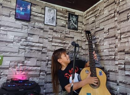 Agustín en el escenario que su mamá le armó en su casa