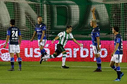 Agustín Fontana, de Banfield, pone el 1 a 0 frente a Gimnasia y Esgrima de La Plata.