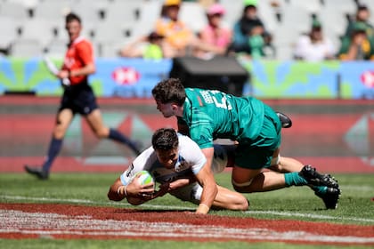 Agustín Fraga apoya ante Irlanda, en el partido que los Pumas 7s ganaron con comodidad y tuvieron un gran arranque que no pudieron sostener.