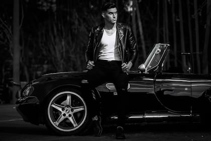 Agustín García Basso y una curiosa imagen en pose de modelo