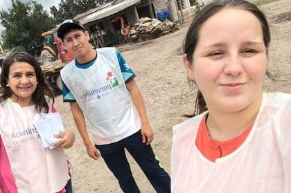 Agustín junto a dos compañeras del programa Porvenor: "Vamos a las fincas y les preguntamos a las familias qué necesitan para que sus niños no trabajen y puedan estudiar"