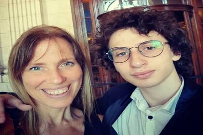 Agustín junto a Silvina, su mamá