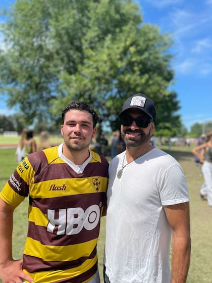 Agustín junto a su papá tras el partido de rugby (Foto: Gentileza Agustín Pérez Villarreal)