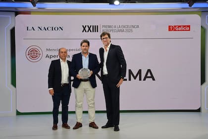 Agustín Korman y Javier Nougues, de Bonalma, y Santiago Traynor, gerente de Negocio Eventos y Content Lab de LA NACION. Bonalma recibió una mención especial