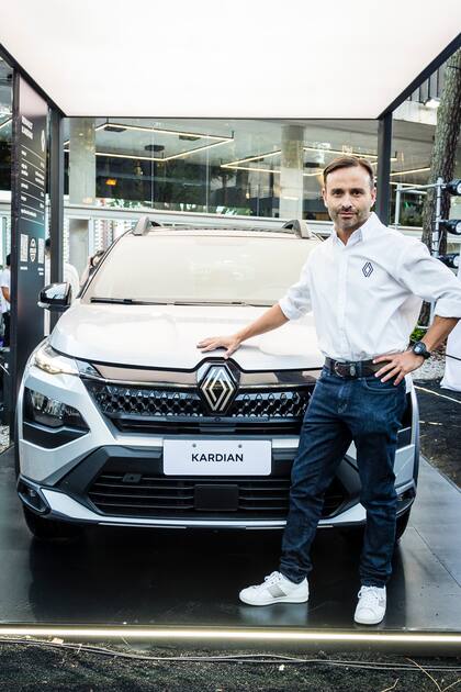 Agustin Kovarsky frente a Renault Kardian, elegido Auto del Año por la prensa especializada.