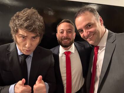 Agustín Laje, director Ejecutivo de la Fundación Faro, junto a Javier Milei y Manuel Adorni