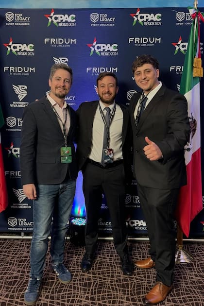 Agustín Laje junto a Manuel Terrones Godoy y Fran Fijap en la CPAC celebrada en México.