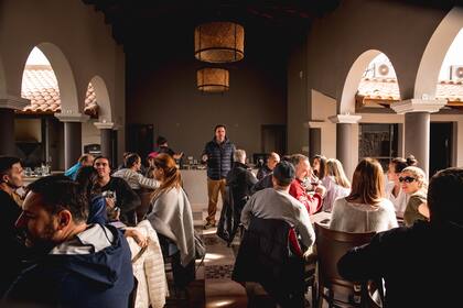 Agustín Lanus suele dirigir degustaciones y algunos eventos especiales en Bad Brothers