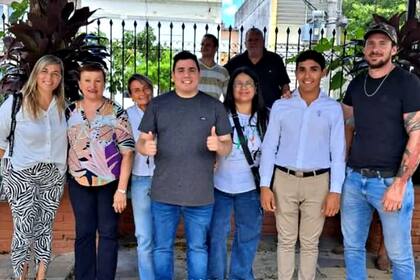 Agustín Luque (de camisa celeste), en una actividad política en Reconquista, junto a David Malaguarnera