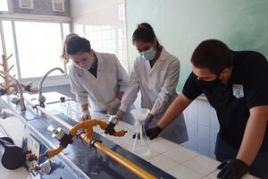 Estudiantes de Bahía Blanca diseñaron un filtro de microplásticos para el lavarropas