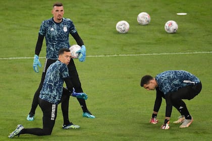 Agustín Marchesín, Franco Armani y Emiliano Martínez durante el calentamiento previo a la final de la Copa América entre la Argentina y Brasil.