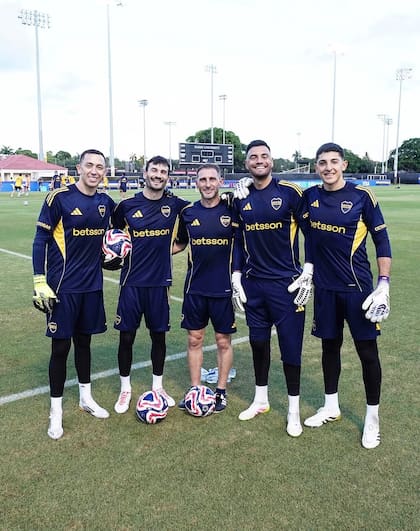 Agustín Marchesin, Javier García, Sergio Romero y Leandro Brey junto al entrenador de arqueros de Boca, Cristian Muñoz