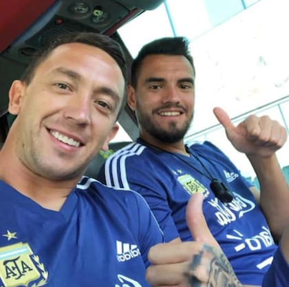 Agustín Marchesín junto a Sergio Romero en la selección Argentina; ahora volverán a ser compañeros.