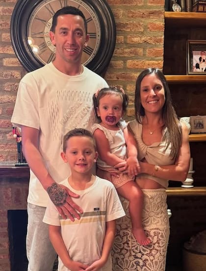 Agustín Marchesin junto a su esposa Sol y sus dos hijos Valentino y Bianca
