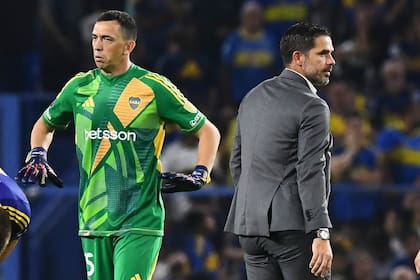 Agustín Marchesin y Fernando Gago durante el partido por Copa Libertadores 2025 que disputan Boca Juniors y Alianza Lima.