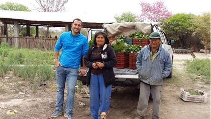 Agustín Mayorga (izq.), de Mikuna, con productores orgánicos de Jujuy