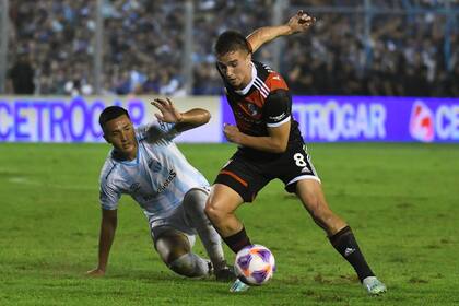 Agustín Palavecino tiene el control de la pelota ante el asedio de un jugador de Atlético Tucumán
Foto: @RiverPlate