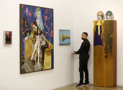 Agustín Pérez Rubio, director artístico de Malba, da los últimos cambios al montaje