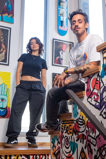 Agustín posa con Bianca, su única hija, en su peculiar y divertida casa en la localidad de Hudson (en la provincia de Buenos Aires) donde vive desde hace seis años. Además de las escaleras, el artista tiene un tobogán para bajar desde el primer piso, aunque todavía no está en funcionamiento.